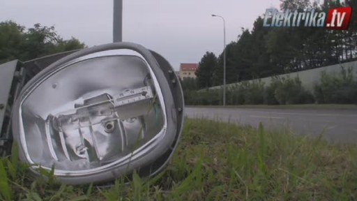 Téměř v pravé poledne. Do kopce! Neznámou rychlostí vjel řidič do sloupu. Neujel. Byl odtažen. Ale i přes totální vrak nikdo nic nehlásil. Zůstalo po něm rozbité světlo veřejného osvětlení. A protože je pachatel neznámý, zaplatíme to my všichni. Jsem rád, že tam nestálo mé dítě ...